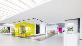 保利睿思工坊办公展厅设计：多元共享办公与社交空间设计案例