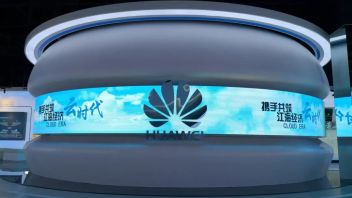 CAVE沉浸式虚拟现实系统：华为南通展厅打造云时代空间