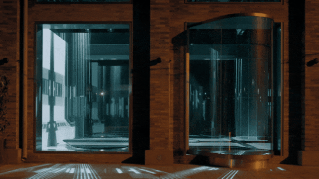 全透明沉浸式数字艺术展厅：未来棱镜用“虚实结合”数字展厅打破黑箱剧场