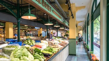 菜市书屋新趋势：文旅融合下实体书店如何靠烟火气破圈