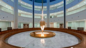 16米高620公斤“毛笔”互动装置：300颗水晶光绘沙盘艺术