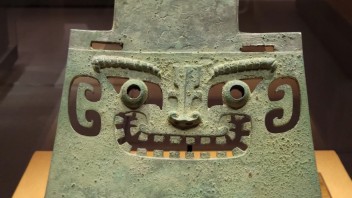 哪些<b>博物馆文物</b>最有趣？看红陶兽形器、亚醜钺与鸠车如何让你笑出眼泪