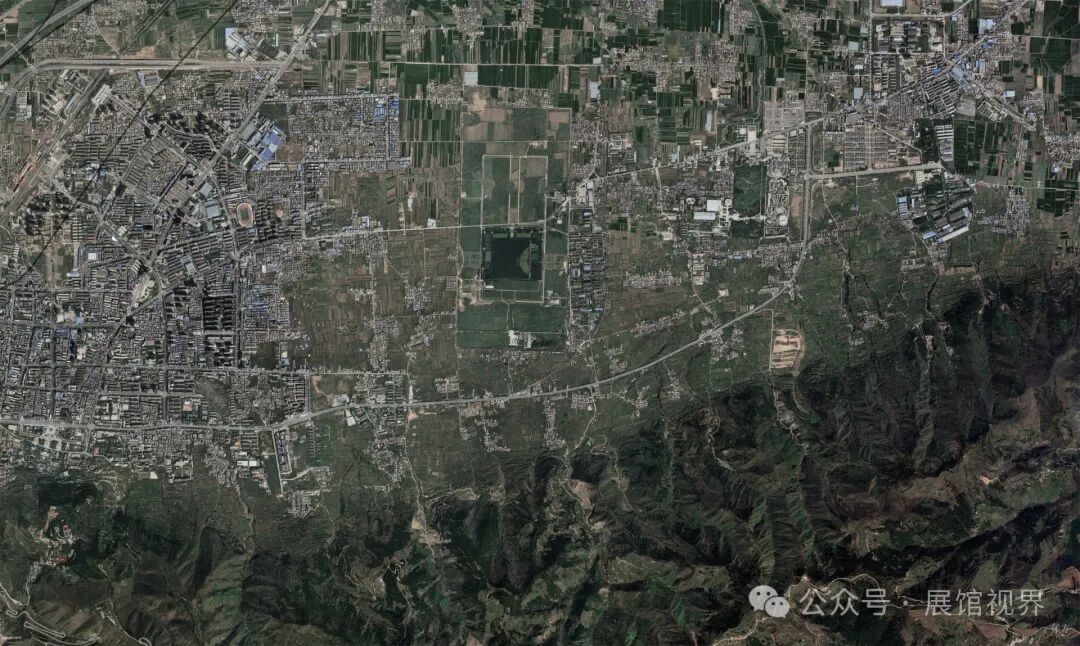 秦始皇帝陵封土堆与骊山远景