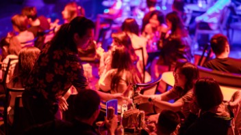 <b>沉浸式戏剧</b>酒吧新体验：戏剧+酒饮+互动模式全解析