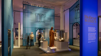 女性主题展览全解析：从香奈儿到航空航天，五大展览重塑女性叙事