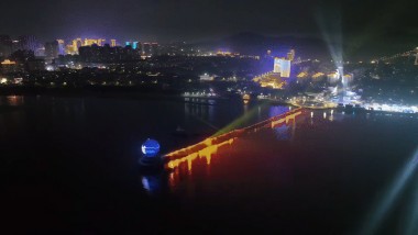 烟台黄海明珠广场国潮灯光秀：240台明道F3光束灯演绎光影艺术