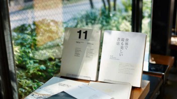 “书店+生活方式”，消费转型下茑屋书店的经营嬗变与中国化困境之思