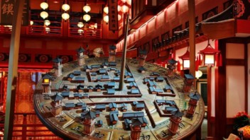 <b>艺术美陈</b>如何提升商业空间吸引力？案例解析与趋势洞察