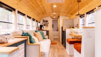 废旧巴士改造新场景：沉浸式文旅消费的创新实践与案例解析