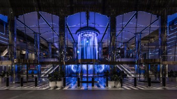 Ramus工作室打造悉尼<b>沉浸式艺术空间</b>：融合光影与水的数字艺术