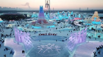 2024网红城市出圈路径解析：哈尔滨<b>冰雪经济</b>、天水麻辣烫与文旅融合新趋势