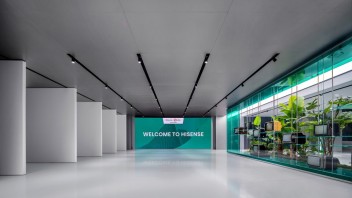 海信集团总部展厅设计解析：极简主义空间与品牌历史展示