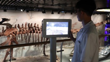 沉浸式体验地质知识：新疆地质矿产博物馆交互设计解析