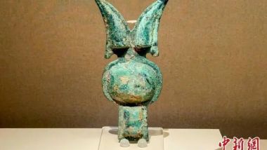 洛阳博物馆西周铜当卢“撞脸”潮玩Labubu，千年文物吸引游客专程打卡