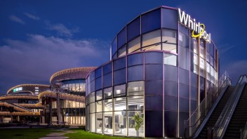 宁波惠而浦展厅设计赏析：从绞纽式洗衣机到金属挂片的工业美学演变