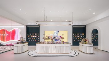 欧思兰化妆品展厅设计解析：多感官体验与欧美元素融合