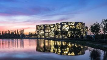  北京<b>月季博物馆</b>设计：不锈钢镂空花幕墙，打造梦幻光影“第三空间”