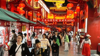 演艺新空间的兴起与特征：<b>沉浸式演出</b>如何重构观演关系？