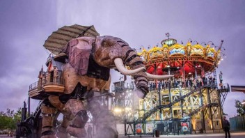 巨兽<b>艺术装置</b>如何重塑文旅产业？解析中华巨马、熊北北的IP生态与商业价值