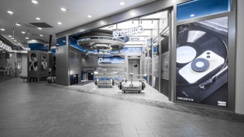 殻空间上海旗舰店<b>电梯展厅</b>：80㎡空间如何打造沉浸式“宇宙电梯”购物体验