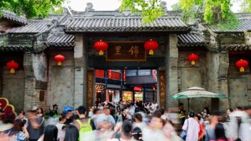 武侯祠五一文旅热潮：45万人次体验三国文化，文创销售飙升