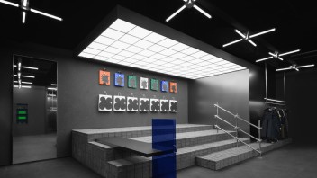 NUTSPACE螺母空间展厅设计：不锈钢与艺术漆打造的冷峻商业空间