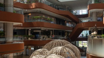 香港“想飞”展览空间设计解析：竹条编织云朵艺术装置与可持续理念